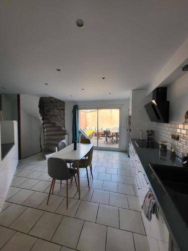 a kitchen and dining room with a table and chairs at Maison de village Olonzac in Olonzac