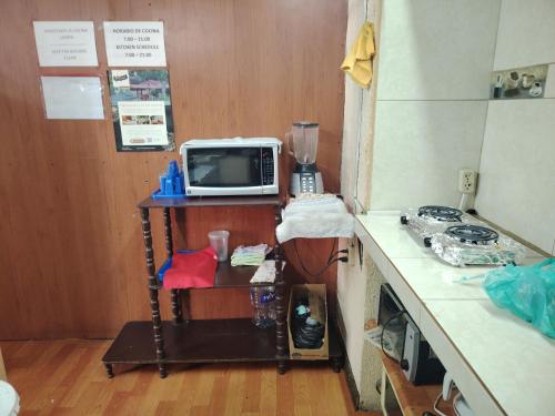 Una televisión o centro de entretenimiento en Hostal Latitud Ecuem