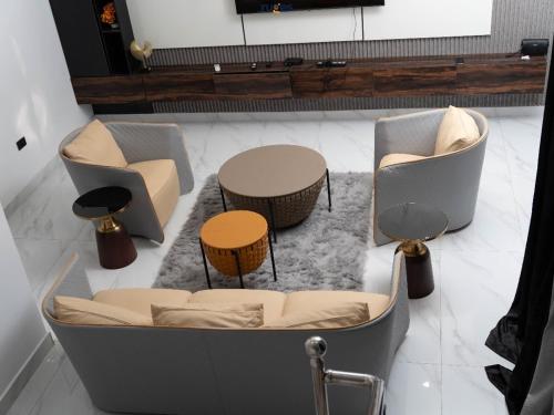 a living room with two chairs and a table at Modern Luxe Apartment with gym and pool in Lagos