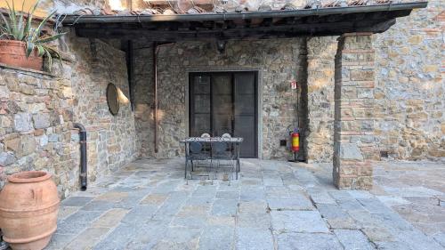 a patio with a table in front of a building at Agriturismo Amici Miei in Marliano
