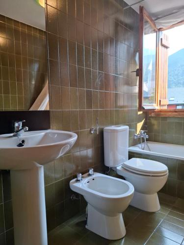 a bathroom with a toilet and a sink at Balsa LaMora in Plan
