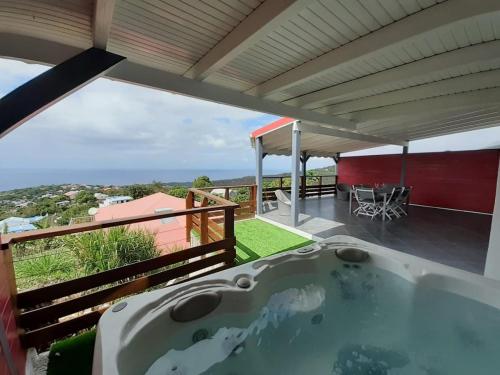 Bazén v ubytování Gîte Passion Kréyol, Vue mer et montagne, SPA privé nebo v jeho okolí