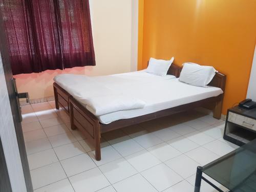 Una cama o camas en una habitación de Hotel Arham Inn