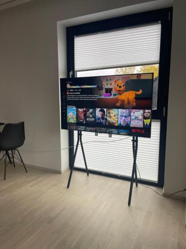 タンペレにあるBright and cozy studioの部屋のスタンドに置かれた薄型テレビ