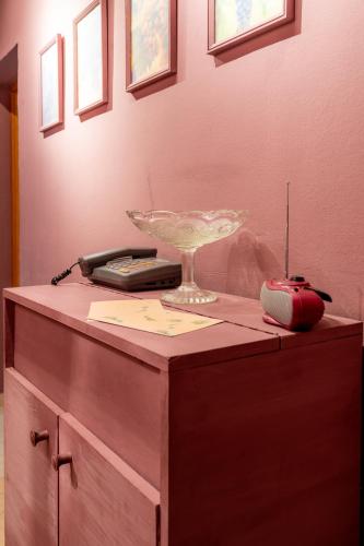 a desk with a phone and a glass bowl on it at Grape Apartment Studio in Rahovec