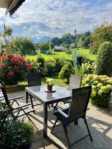 a table and chairs sitting on a patio at SUP CoTtAgE gArDeN in Sankt Jakob im Rosental