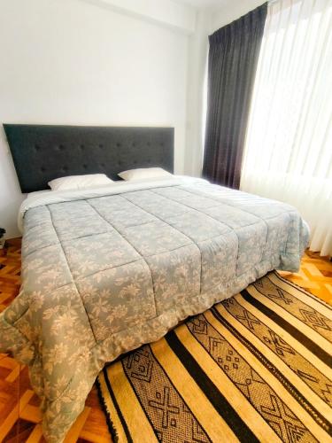 CalcaにあるComfortable House in Calcaの敷物が敷かれたベッドルームのベッド1台