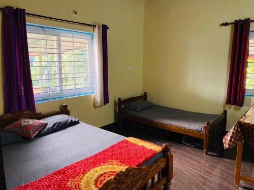 une chambre avec un lit et une fenêtre dans l'établissement The Sunset Canopy Coorg homestay, à Madikeri