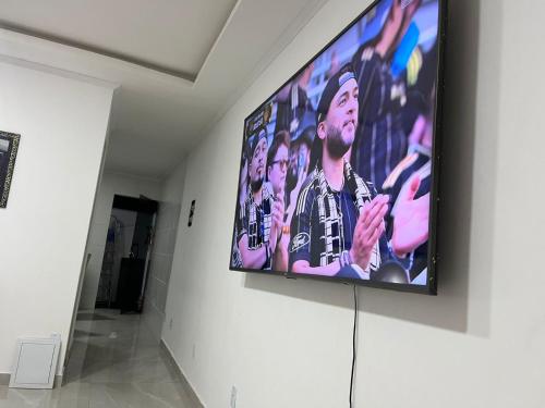 Télévision ou salle de divertissement dans l'établissement Casa de alto padrão com hidromassagem aquecida aceita pet perto da praia