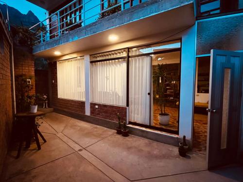 CalcaにあるComfortable House in Calcaの窓とテーブルのある建物のバルコニー