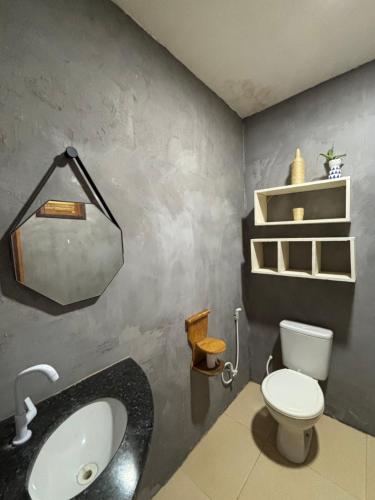 ein Badezimmer mit Waschbecken und Toilette in der Unterkunft Chalé Levi BG in Barrinha