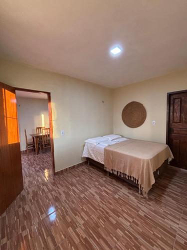 Schlafzimmer mit einem Bett und einem Spiegel in der Unterkunft Chalé Levi BG in Barrinha