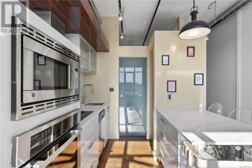 Kuchyň nebo kuchyňský kout v ubytování Downtown one bedroom apartment 2