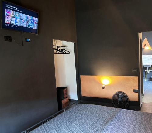 Uma cama ou camas num quarto em UNIQUE Apartments with rooftop & Netflix