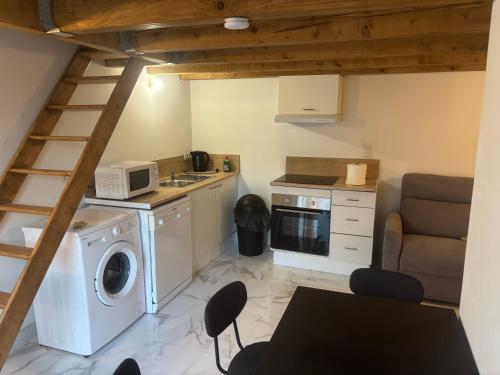 a kitchen with a washer and dryer in a room at Appart in Lunel