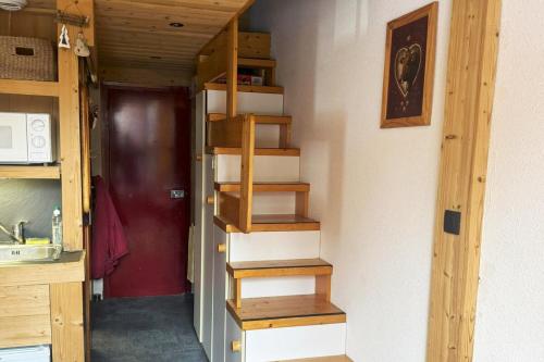 a staircase leading up to a tiny house at Appartement 6 personnes ARC 1800 in Bourg-Saint-Maurice