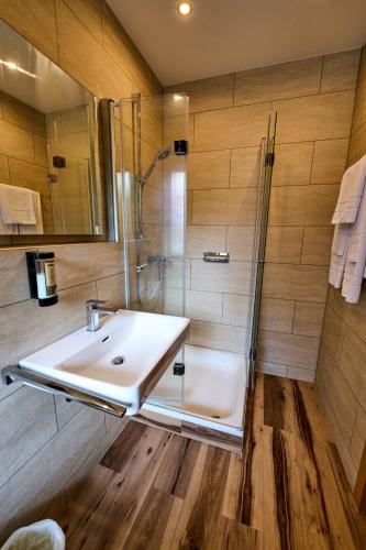 a bathroom with a sink and a shower at Gästehaus Forellenhof in Pottenstein