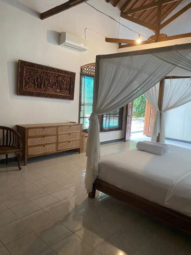 Giường trong phòng chung tại 4-Bedrooms Tropical Villa Sanur