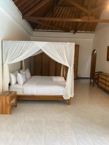 Giường trong phòng chung tại 4-Bedrooms Tropical Villa Sanur