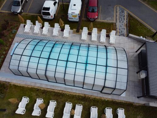 an overhead view of a parking lot with cars parked at Morska Osada domki blisko morza in Krynica Morska