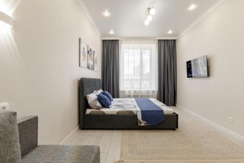 un dormitorio con una cama y una ventana en Dream Stay, en Astana