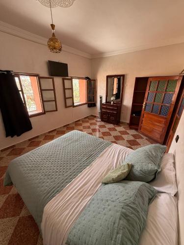 a bedroom with a large bed in a room at La Belle Vue Guest House in Aït Ben Haddou