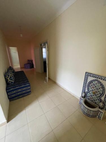 a living room with a couch and a chair at Appartement 4 personnes in Amizmiz