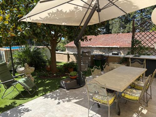Taman di luar B&B Il Castello