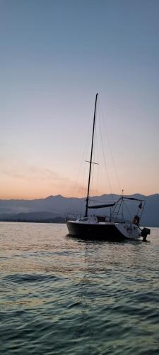 een boot in het midden van het water bij Veleiro Alpha 22 Privativo in Paraty