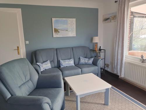 a living room with a couch and a table at Ferienhaus am Nordostseekanal in Offenbüttel
