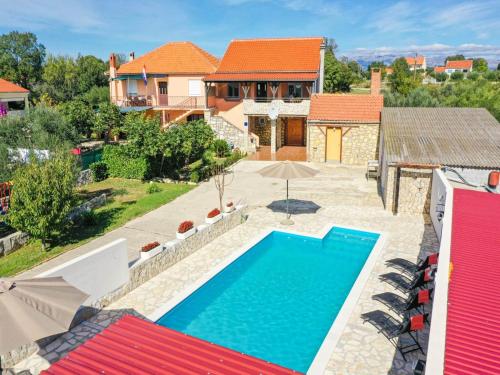 Πισίνα στο ή κοντά στο Villa in Poličnik with Pool near Zadar