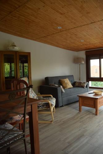 a living room with a couch and a table at La Casa Del Sastre in Torrecilla de los Ángeles