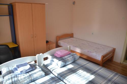 a small room with a bed and a twin bed at Seosko domacinstvo Radovanovic in Bajina Bašta