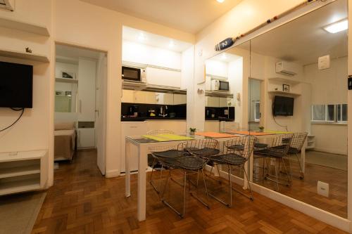 a kitchen and dining room with a table and chairs at SUH Copacabana 110 Beach Plus in Rio de Janeiro