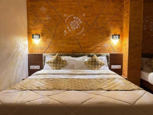 Ένα ή περισσότερα κρεβάτια σε δωμάτιο στο Hotel Shreeji Residency