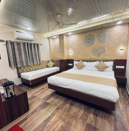 Ένα ή περισσότερα κρεβάτια σε δωμάτιο στο Hotel Shreeji Residency