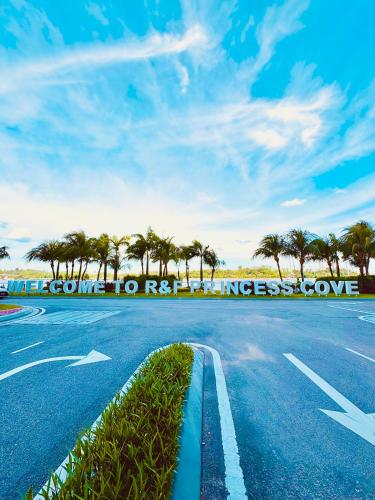 a road with a sign that reads welcome to realigning freeway at R&F PRINCESS COVE BY HOMEFORT SUITES in Johor Bahru