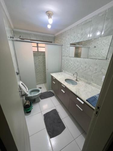 un bagno con un lavandino e un water al suo interno di Apê Espaçoso 3 Qtos no coração da cidade a Ribeirão Preto