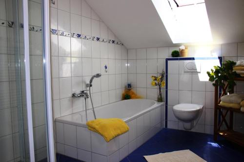a bathroom with a bath tub and a toilet at Ferienwohnung Erhard in Schönberg