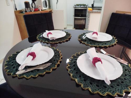 une table avec des assiettes et des serviettes en haut dans l'établissement Studio Premium, à Franca