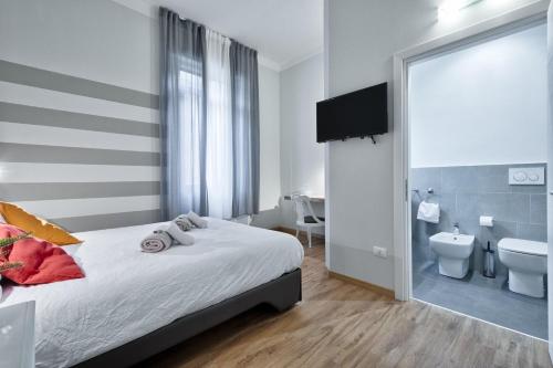 a bedroom with a bed and a bathroom with a toilet at CAMERA TUA - Padova Centro & Ospedale in Padova