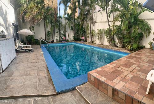 a swimming pool in a yard with a building at Casa Bonampak 1 in Cancún