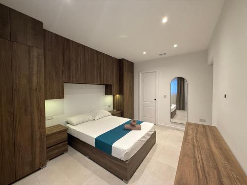 Un dormitorio con una cama grande con una pared de madera. en A Serenity and Delightful retreat!, en Safi