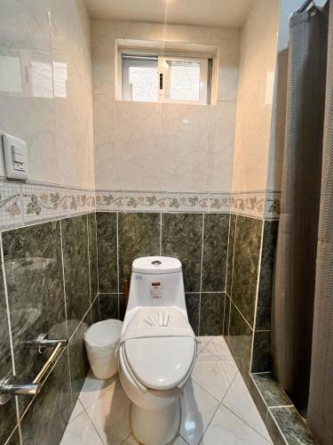 a bathroom with a toilet and a shower at Casa Bonampak 1 in Cancún