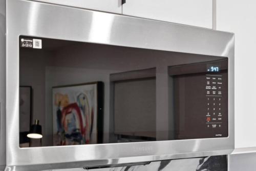 a microwave oven in a kitchen with at Peaceful 1-BR Stay w/ Putting Green near Downtown in Oak Cliff