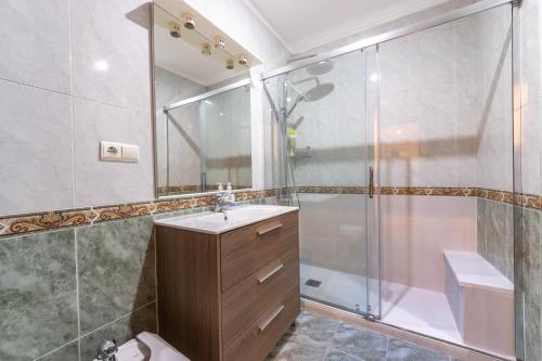 a bathroom with a shower and a sink and a toilet at Tu hogar en Bilbao para 4 personas in Bilbao