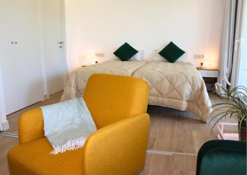 EsteponaLux ApartlPrivate lagoon-BeachlPoollRelaxlNear Sea的一间卧室配有一张带椅子和沙发的床