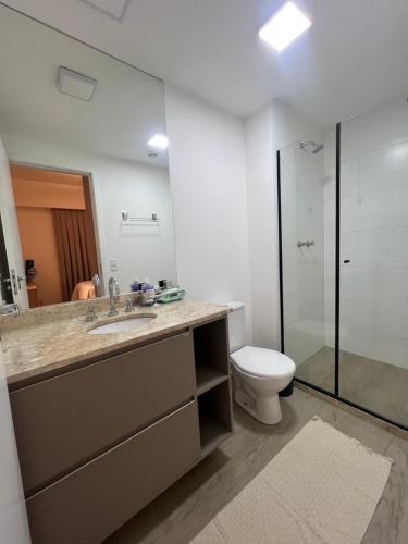 a bathroom with a toilet and a sink and a shower at Studio Premium Zona Sul RP in Ribeirão Preto