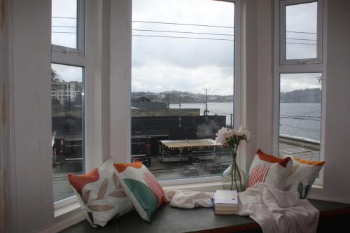 a window seat with a view of a city at Hotel Casona Freire in Puerto Varas