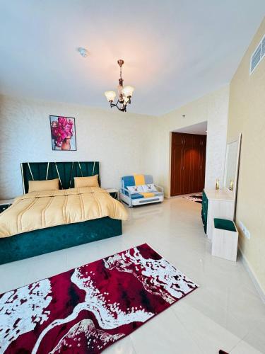 een slaapkamer met een bed en een tapijt bij Luxury 2Bed Room sea view in Ajman 